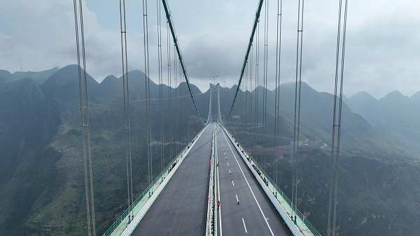 Ponte mais alta do mundo quase concluída em Guizhou